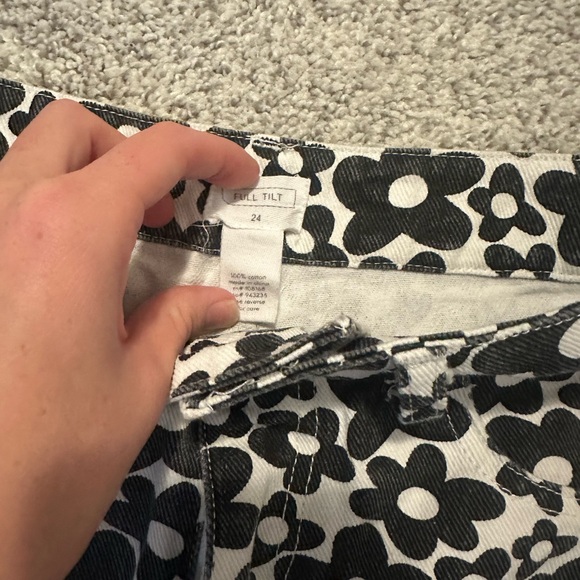 Flowered Jean shorts black and white, size 24, barley worn - Picture 4 of 4